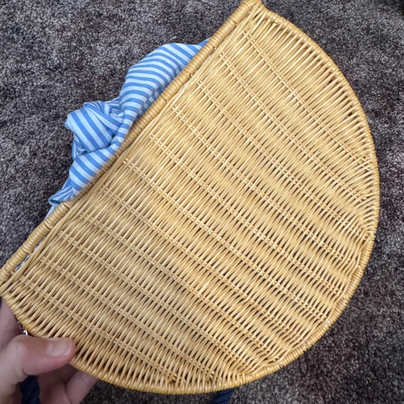 Elegant Woven Crossbody Bag with Blue Straps - Picture 3 of 9